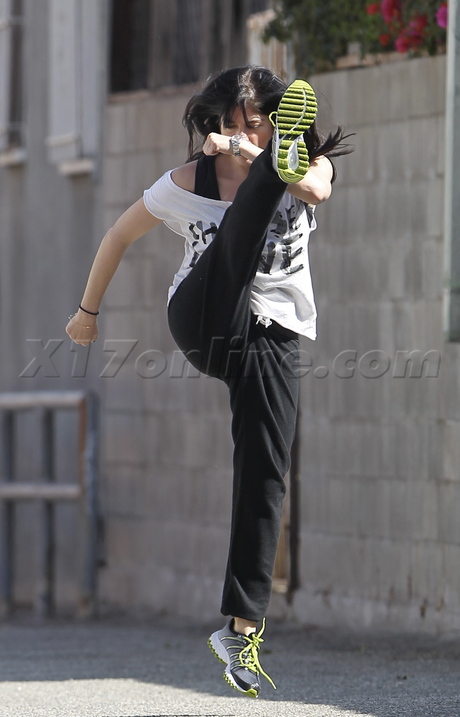 sunglasses Selma Blair working out sweat trainer sweatpants 