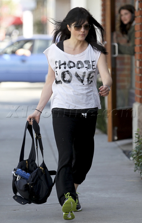 sunglasses Selma Blair working out sweat trainer sweatpants 