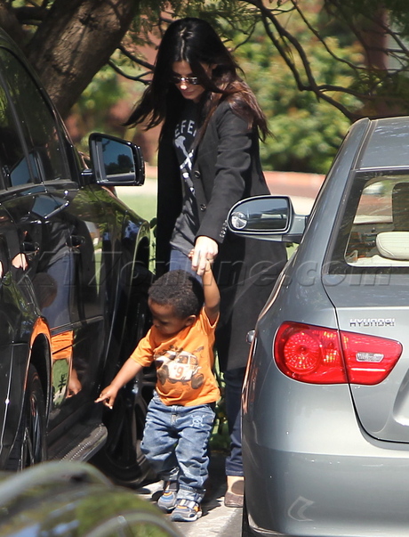 Sandra Bullock louis sunglasses car walking 