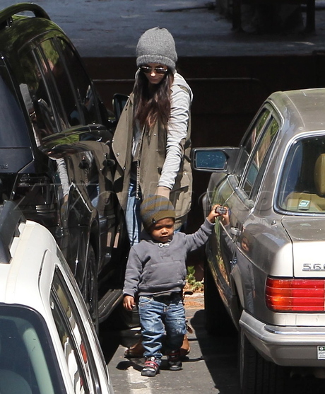 Sandra Bullock beanie smile school son sunglasses 