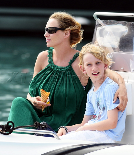 Uma Thurman boat eating pregnant sunglasses vacation 
