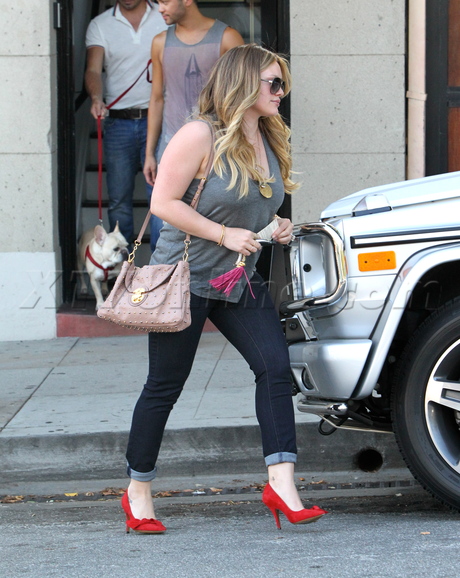 Hilary Duff blonde pregnant  Salon Nine Zero One Beverly Hills 