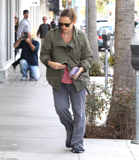 Jennifer Garner Beverly Hills mom sweats 