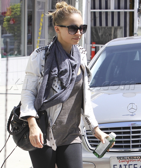 Nicole Richie gym scarf tights 