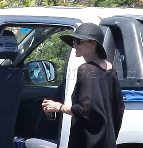 Angelina Jolie Brad Pitt hat sunglasses Edcuador Galapagos Islands UNHCR