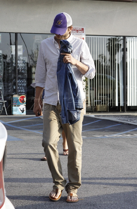 Ashton Kutcher hat pedicure feet