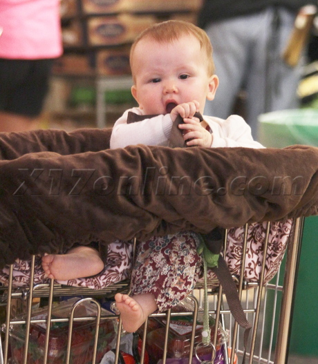 ponytail Jessica Alba whole foods sunglasses shopping 