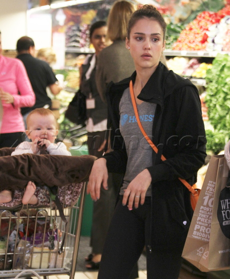 ponytail Jessica Alba whole foods sunglasses shopping 