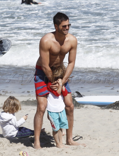 David Charvet brooke burke no shirt beach muscles ocean 