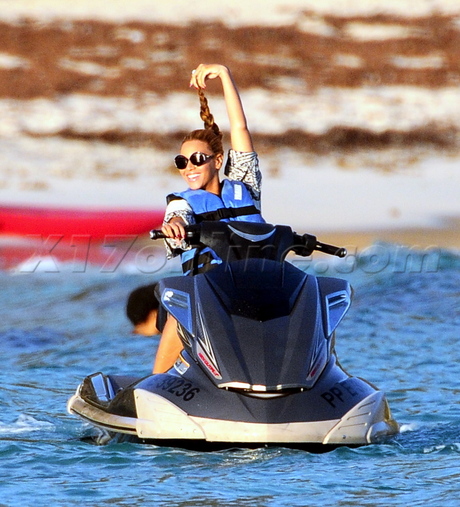 Beyonce Knowles Jay-Z blue ivy yacht baby vacation swimsuit