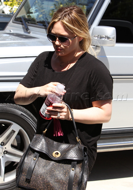 sunglasses Hilary Duff baby weight post baby body pilates