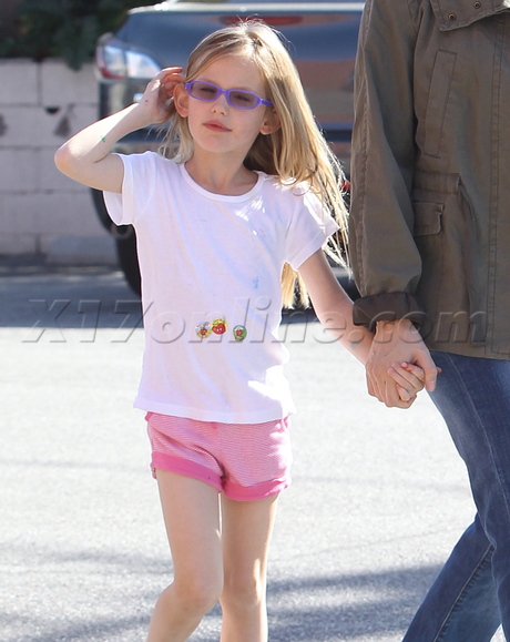 Jennifer Garner balloon candy violet affleck sunglasses jeans baby weight 