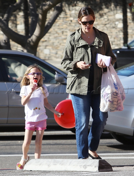 Jennifer Garner balloon candy violet affleck sunglasses jeans baby weight 