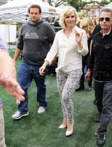 Jennie Garth blonde 90210 extra the grove filming 