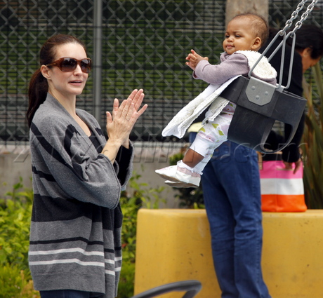 Kristen Davis gemma rose park sunglasses stripes jeans