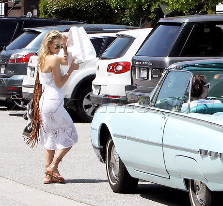 Kate Hudson Matthew Bellamy car vintage car muse thunderbird pregnant white dress brentwood country mart 
