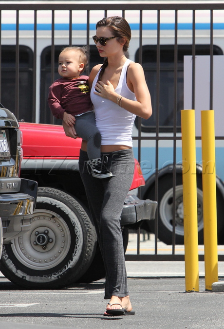 Miranda Kerr golden bridge yoga baby flynn orlando bloom spandex model