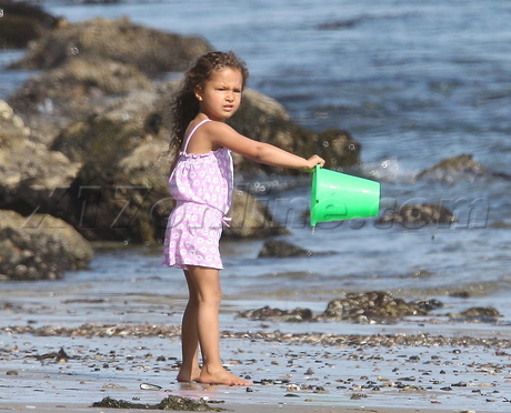 Nahla  Olivier Martinez sunglasses beach Halle Berry 
