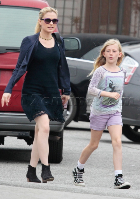 sunglasses Anna Paquin pregnant legs true blood 