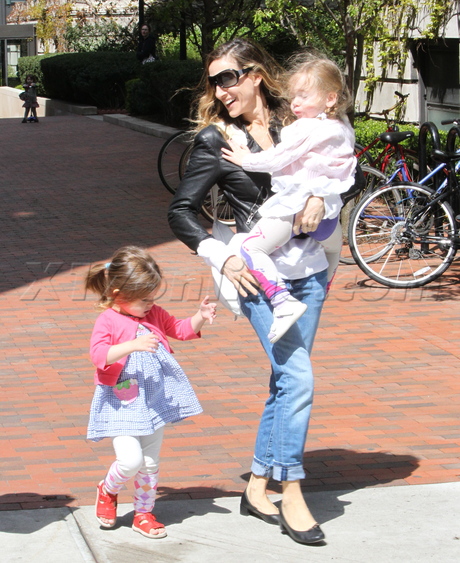 Sarah Jessica Parker sex and the city sunglasses jacket denim twins broderick daughters nyc