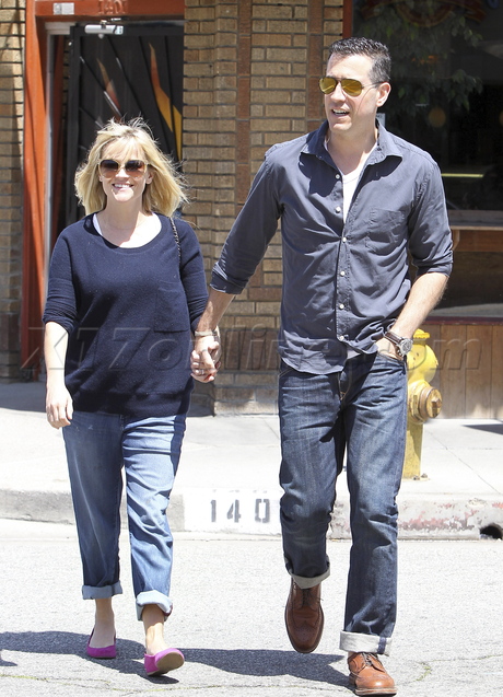 Reese Witherspoon jeans pregnant sweater sunglasses flats 