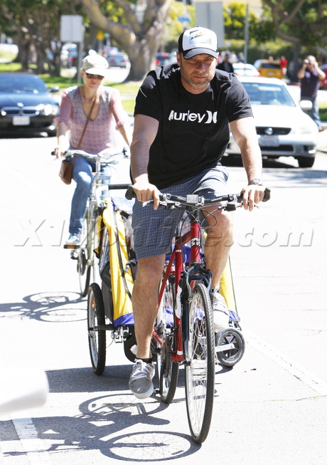 Liev Schreiber Naomi Watts  bike family sunglasses blonde 