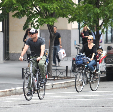 New York Liev Schreiber, Naomi Watts Sasha, Sam school bicycles