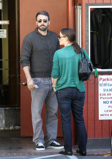 Ben Affleck  Jennifer Garner  jeans sunglasses sneakers 