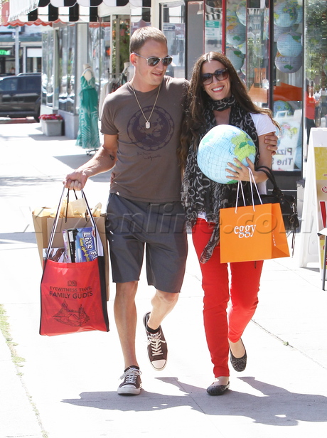 Alanis Morissette  shopping globe red jeans teeshirt sunglasses 