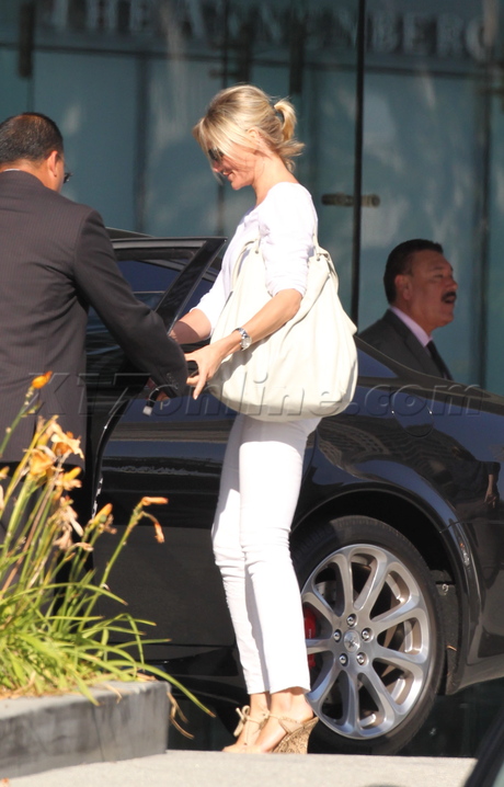 jeans tee shirt sunglasses Cameron Diaz white jeans Maserati 