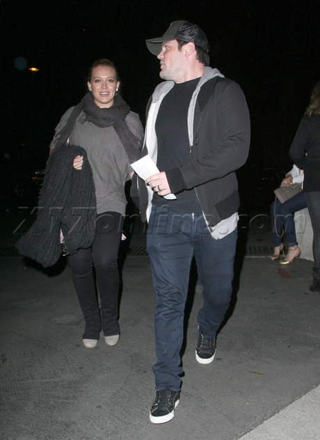 hollywood bowl coldplay hollywood concert blonde singer hilary duff