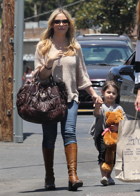 Michelle Gellar sweater Sarah Michelle Gellar pregnant child 