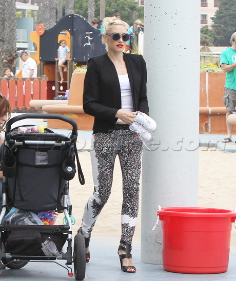 jeans sneakers Gwen Stefani heels sunglasses park no doubt tank top bra 