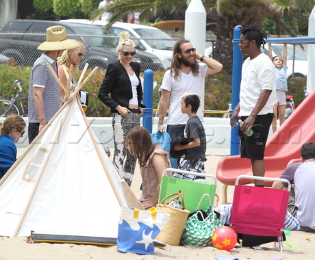 jeans sneakers Gwen Stefani heels sunglasses park no doubt tank top bra 