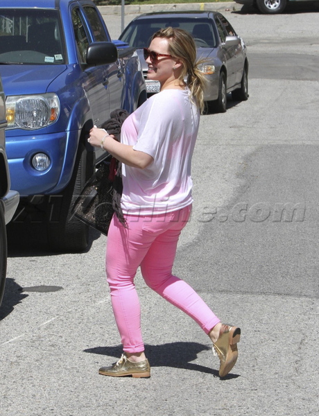 Hilary Duff hot pink pants gold shoes sunglasses g wagon baby weight purse 
