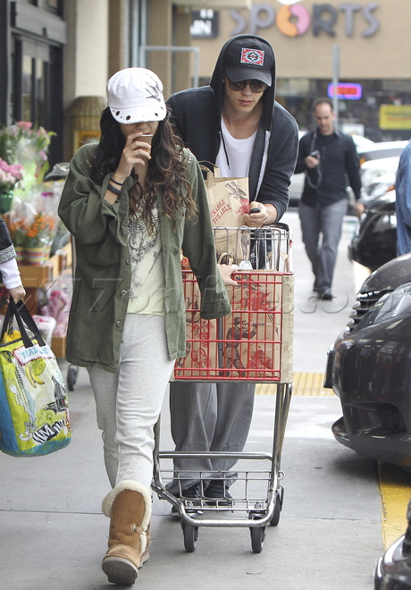 hair Vanessa Hudgens Austin Butler hat sunglasses jeans sweats 
