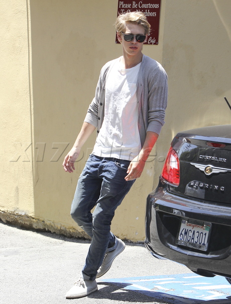 Vanessa Hudgens toluca lake sunglasses austin butler 