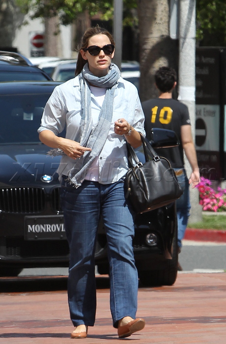 sunglasses Jennifer Garner scarf jeans shopping 