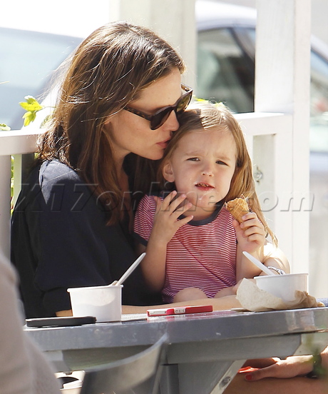 Jennifer Garner brentwood child sunglasses ben affleck Seraphina  eating ice cream 