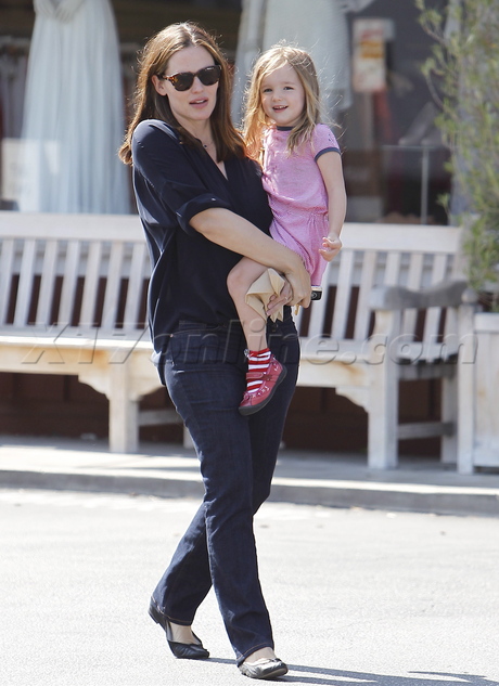 Jennifer Garner brentwood child sunglasses ben affleck Seraphina  eating ice cream 