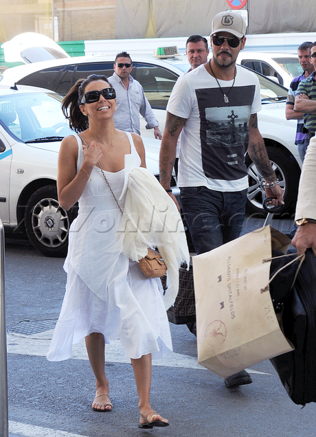 Spain train smile sunglasses eva longoria 