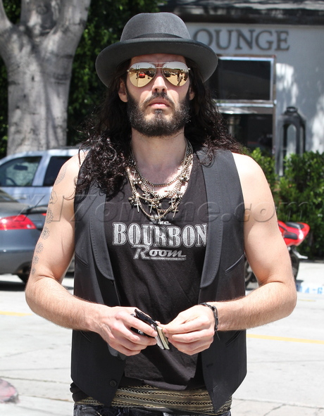 Russell Brand black hat sunglasses katy perry boots jeans