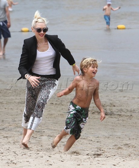 jeans sneakers Gwen Stefani heels sunglasses park no doubt tank top bra beach 