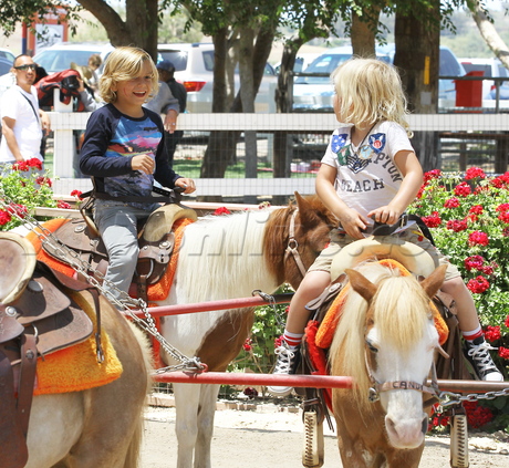 sunglasses Gwen Stefani jacket sneakers zuma  kingston Underwood Family Farms 