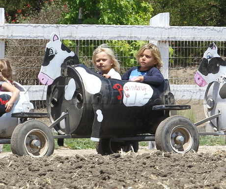 sunglasses Gwen Stefani jacket sneakers zuma  kingston Underwood Family Farms 