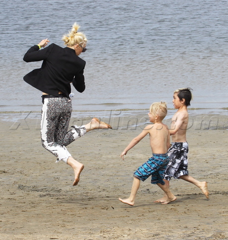 jeans sneakers Gwen Stefani heels sunglasses park no doubt tank top bra 