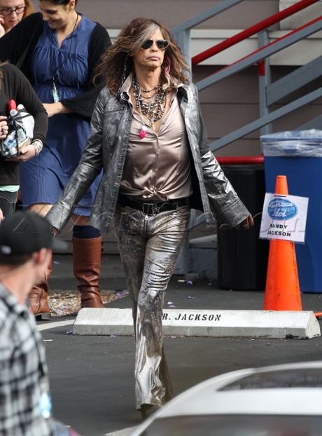 Jennifer Lopez american idol Ryan Seacrest  suit randy jackson Steven Tyler  outfit 