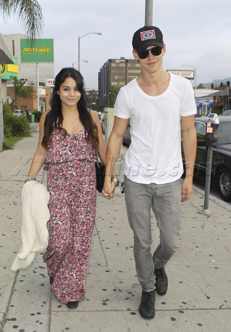 hair dress Vanessa Hudgens Austin Butler maxi dress print dress hat sunglasses 