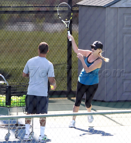 Reese Witherspoon pregnant brentwood blonde tennis baby baby bump tights spandex