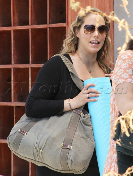 yoga Elizabeth Berkley  sunglasses pregnant spandex yoga mat car shots 